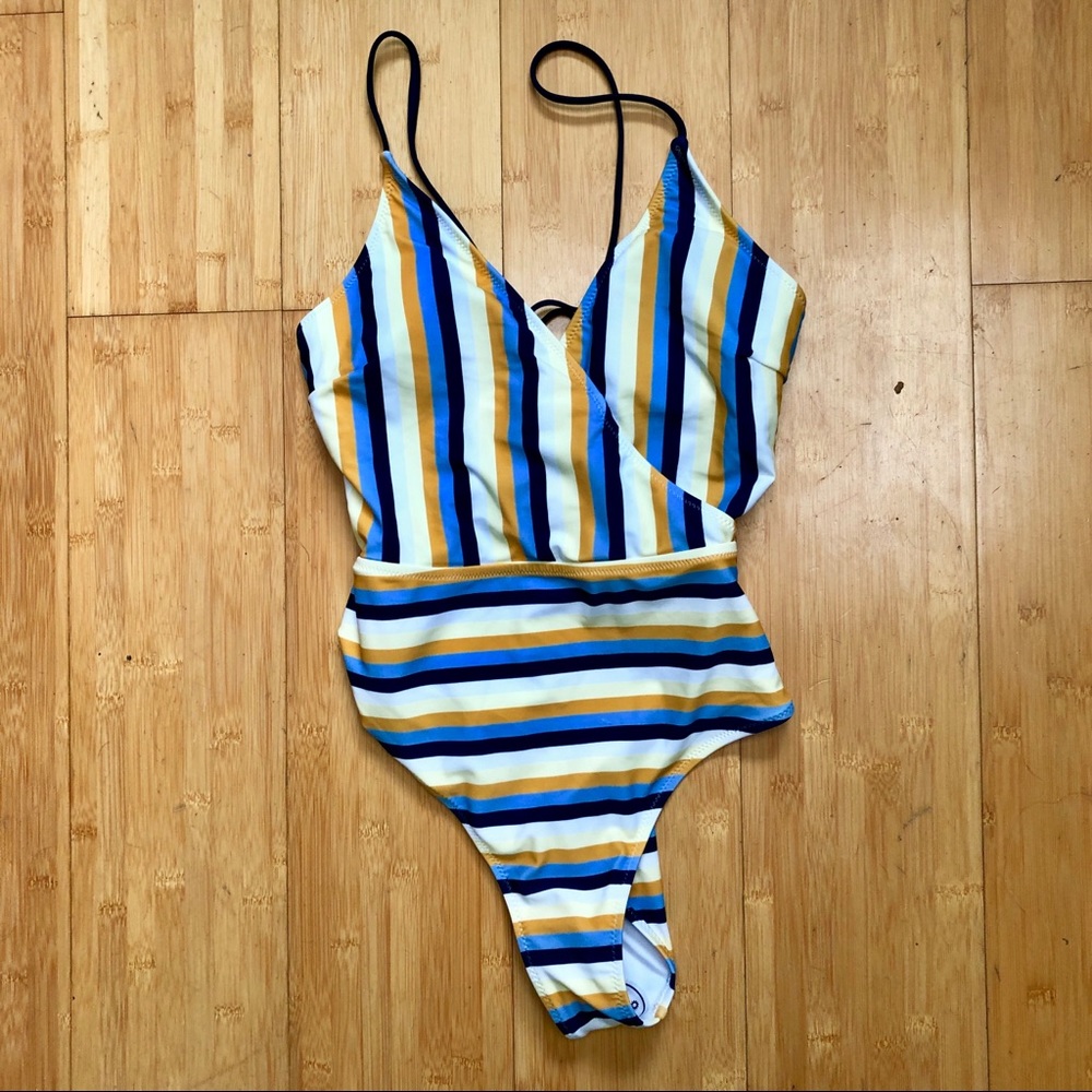 🌟Adorable striped Cupshe bathing suit🌟